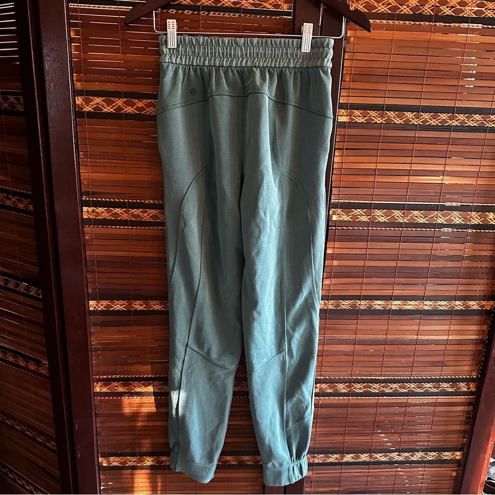 Lululemon Brushed Softstreme Ribbed Jogger
Green SIZE 2
